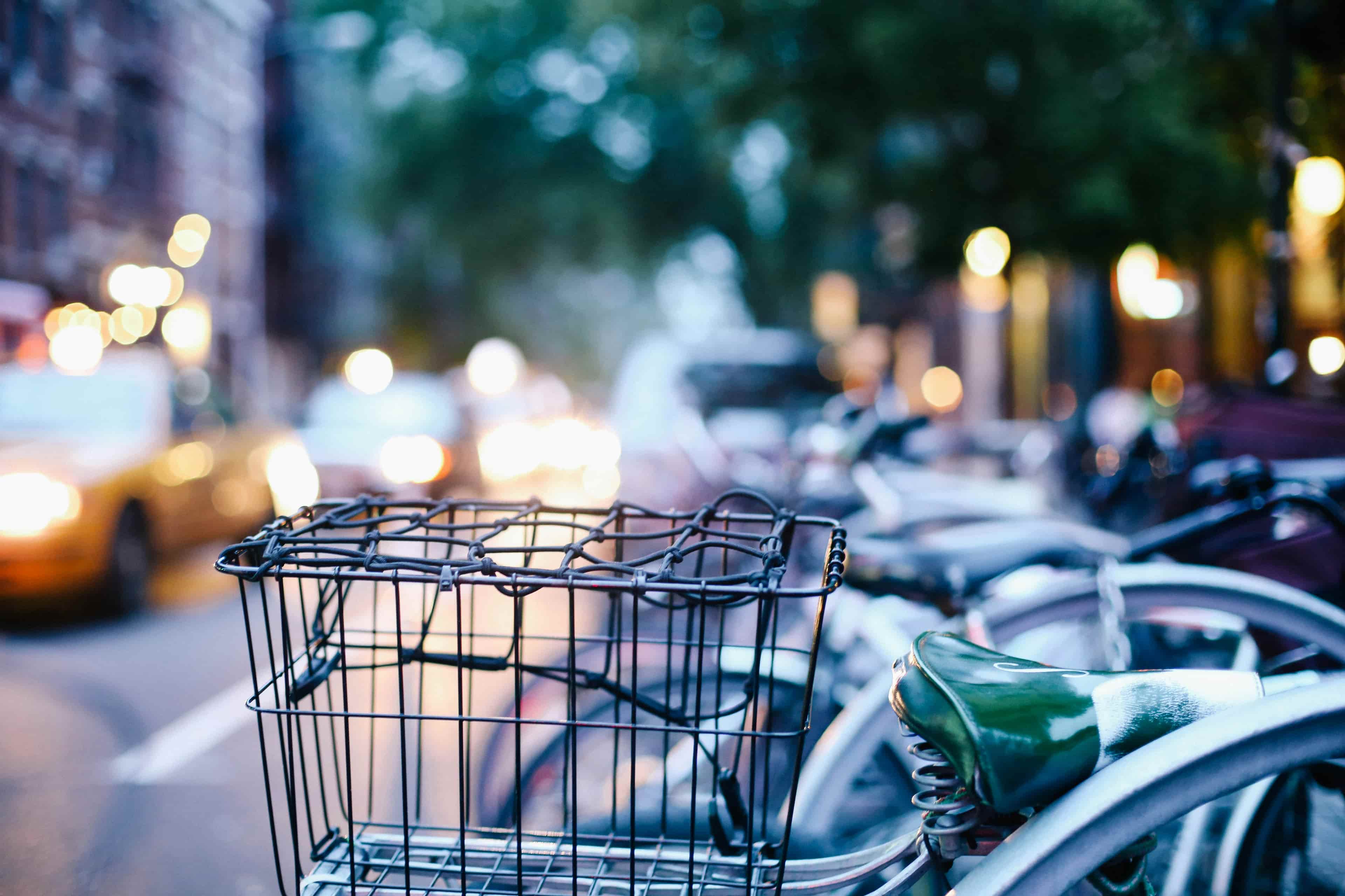 Een beeld van een stad met geparkeerde fietsen