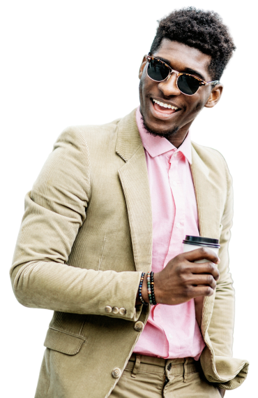 Een glimlachende man met een zonnebril, die een kopje koffie vasthoudt